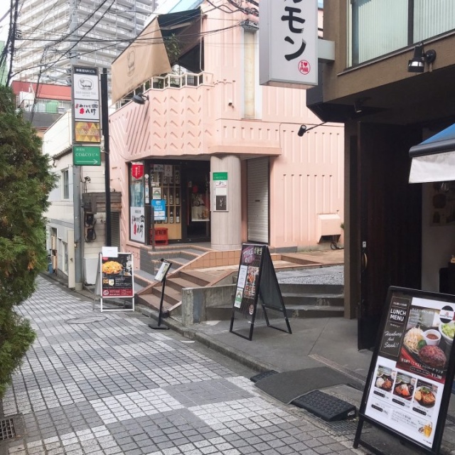 トレビスビル ビル前面道路