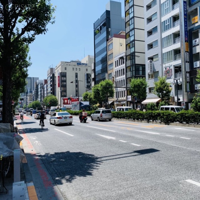 ベルグランツ神田神保町ビル ビル前面道路 靖国通り