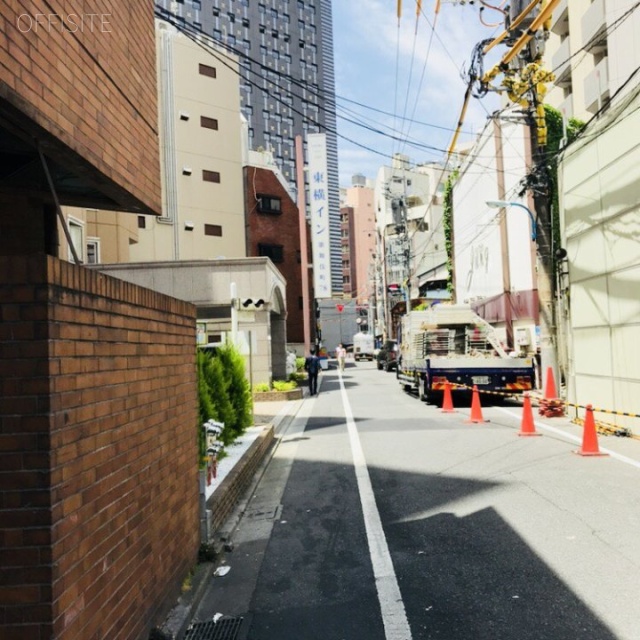 朝日新宿館 ビル前面道路