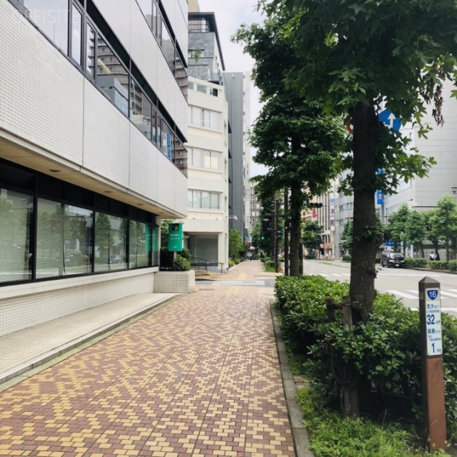 日本生命横浜尾上町ビル ビル前面道路