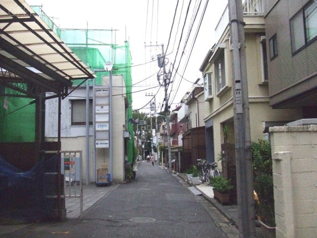 芝山ビル ビル前面道路