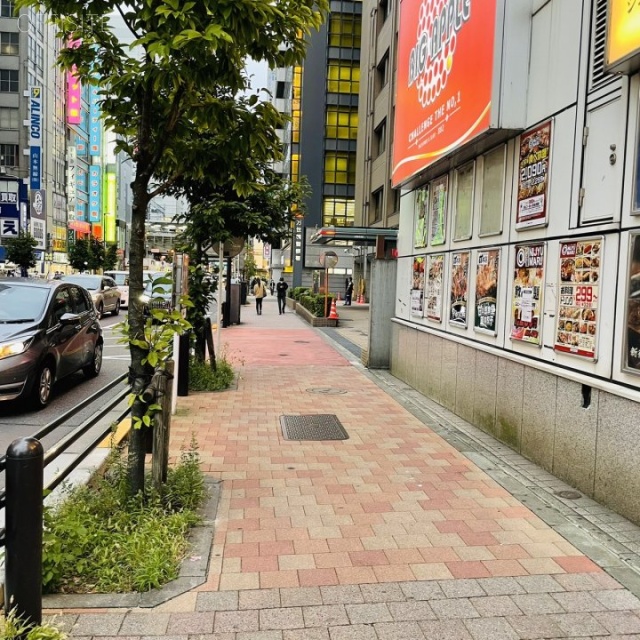 トゥモロービル 前面歩道