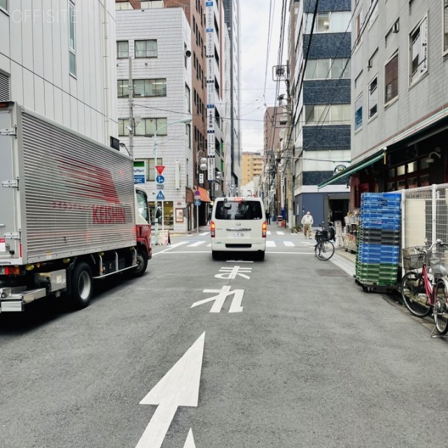 交通ビル ビル前面道路