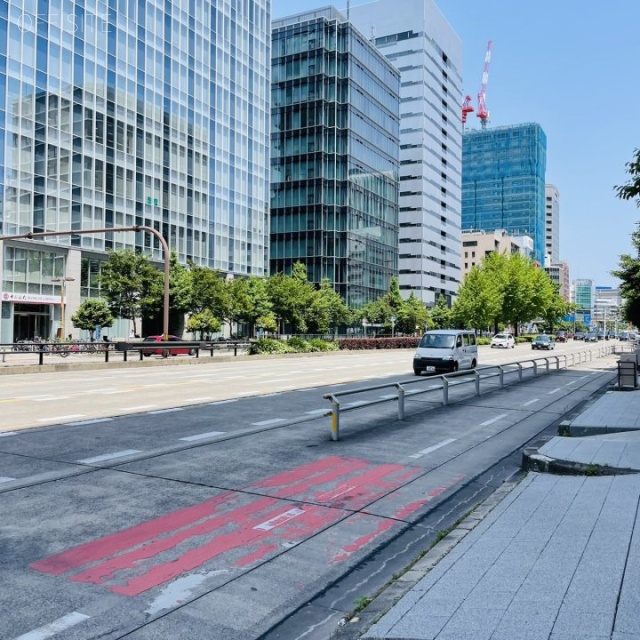 十六銀行名古屋ビル　前面に桜通