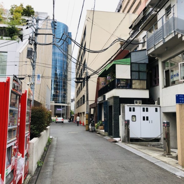 Arrows aoyama ビル前面道路