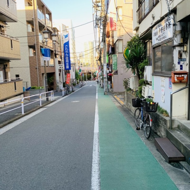 三幸第二ビル ビル前面道路