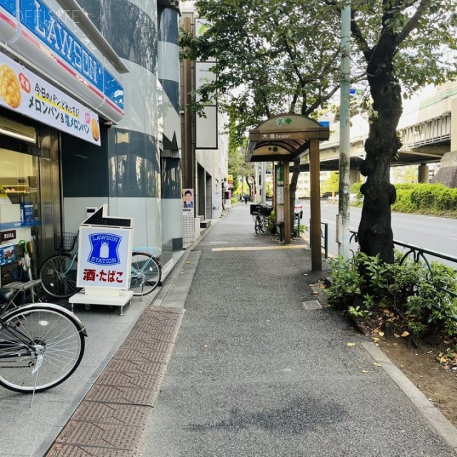 入交(いりまじり)ビル 前面歩道