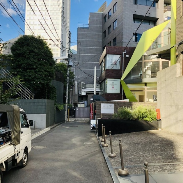 南青山MBDビル ビル前面道路