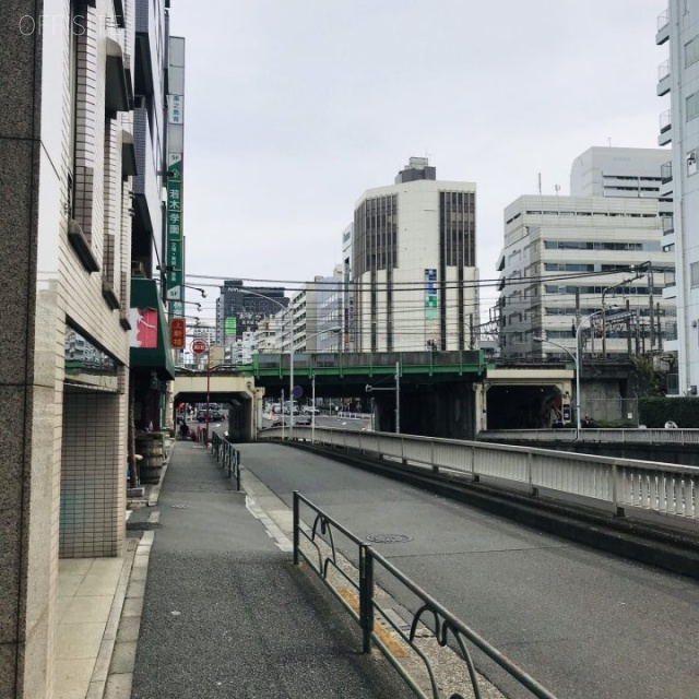 ローズベイ新宿ビル ビル前面道路