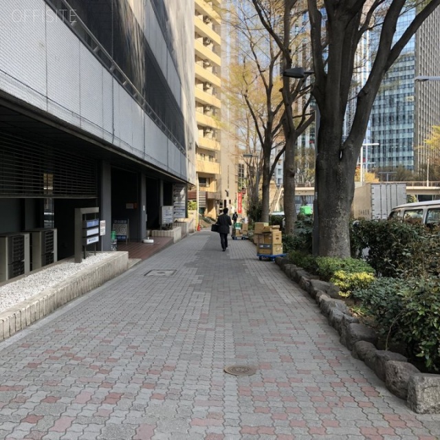 ストーク新宿ビル(ハローオフィス西新宿) 1階【A6】 2.08坪　ビル前面道路