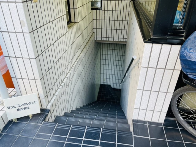 原田ビル B1Fへの階段