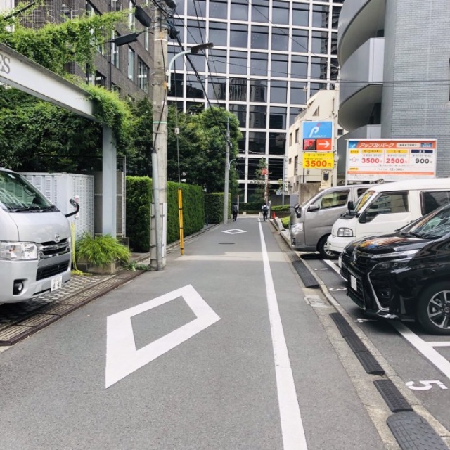 メゾンドヴィレ赤坂ビル ビル前面道路