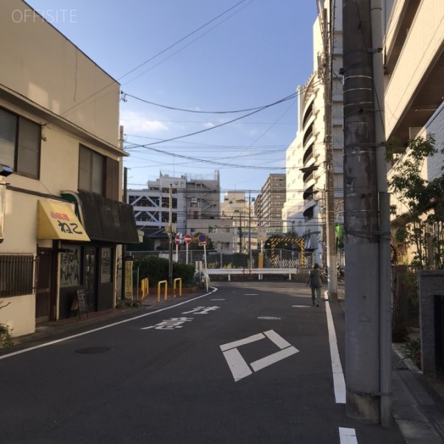 エムズ・ゴン ビル前面道路