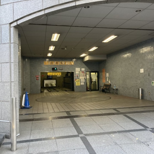 175番館本館 駐車場