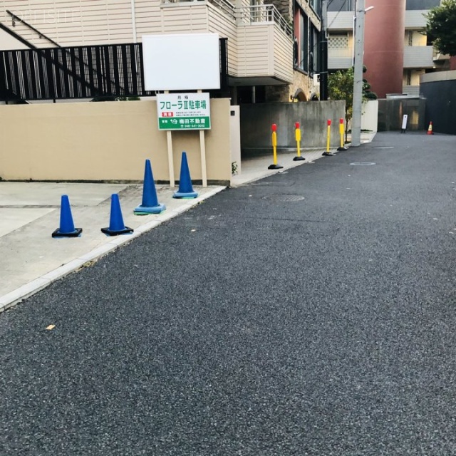 フローラⅡ ビル前面道路