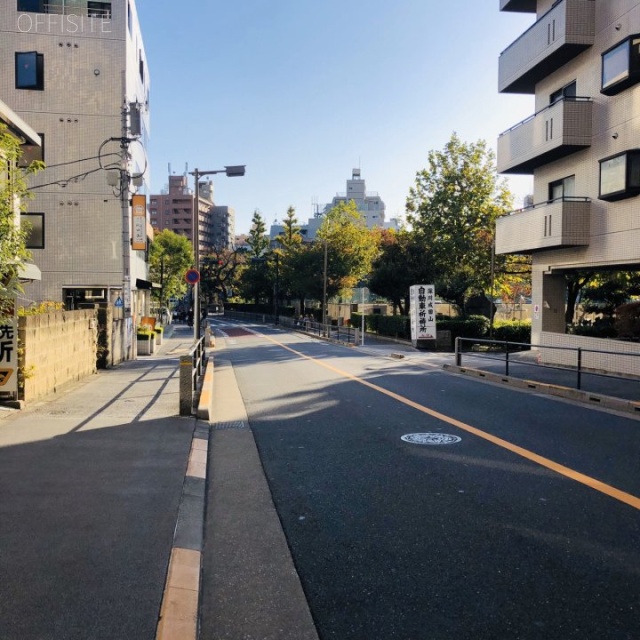 富岡和倉ビル ビル前面道路