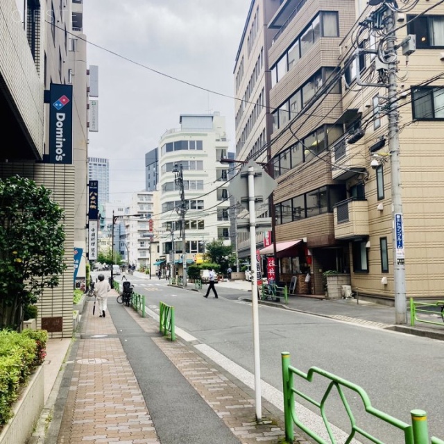 新川エフビル ビル前面道路