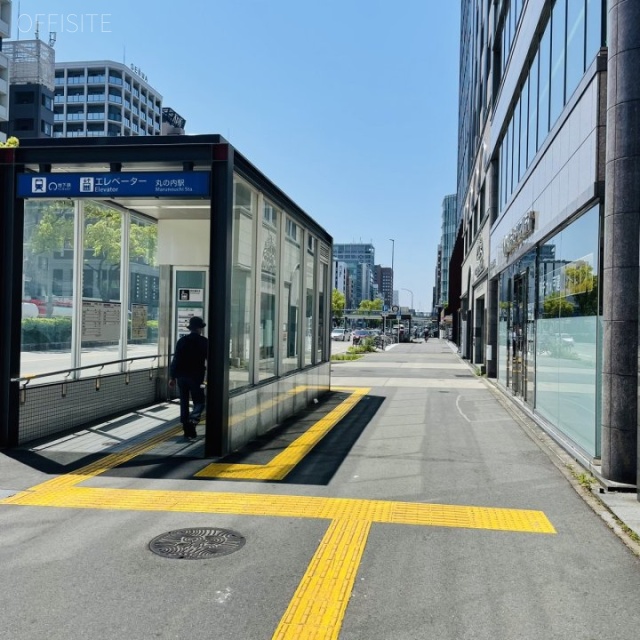 丸の内伏見通ビル 前面歩道