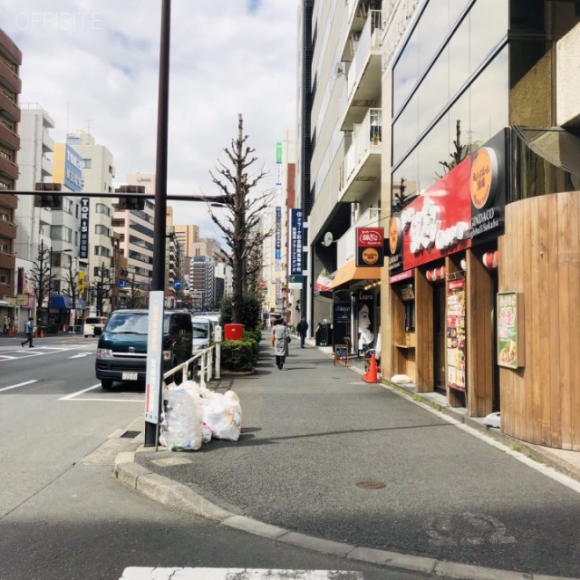 日興ビル ビル前面道路
