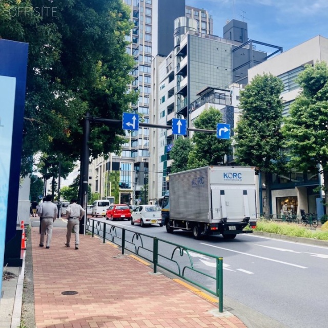 青山コンパルビル ビル前面道路