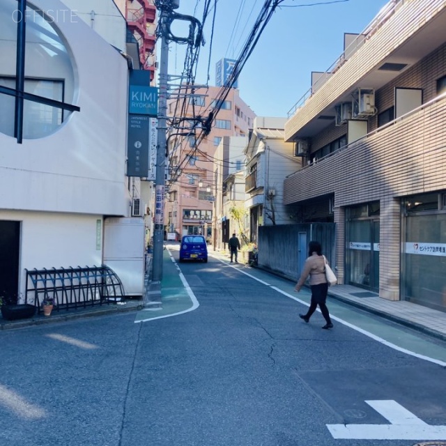 アークビル ビル前面道路