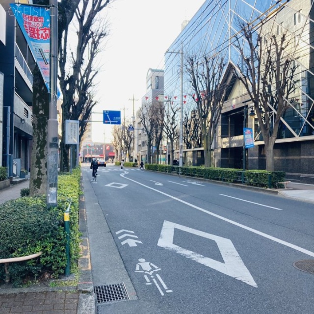 スクウェアー三鷹 ビル前面道路