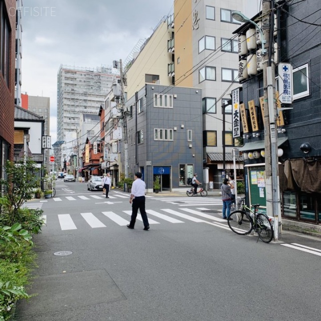 ソレイユ人形町 ビル前面道路