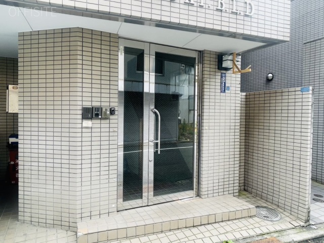 鈴木第一ビル　オフィスビル出入口