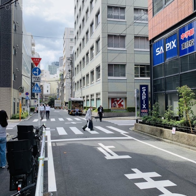 芳町ビル ビル前面道路