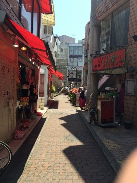 VIA原宿 ビル前面道路