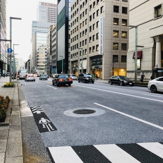 新日本橋ビル 前面は中央通り