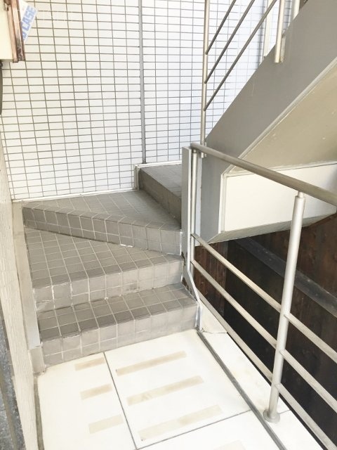丸坂ビル 階段