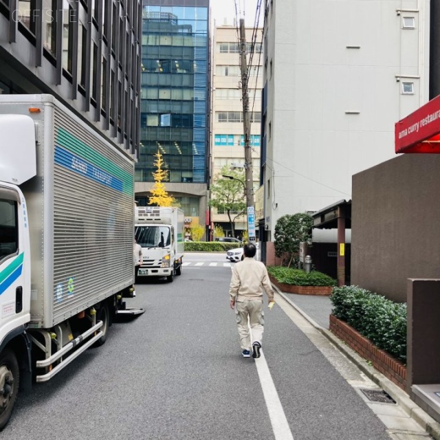 ワカサビル ビル前面道路