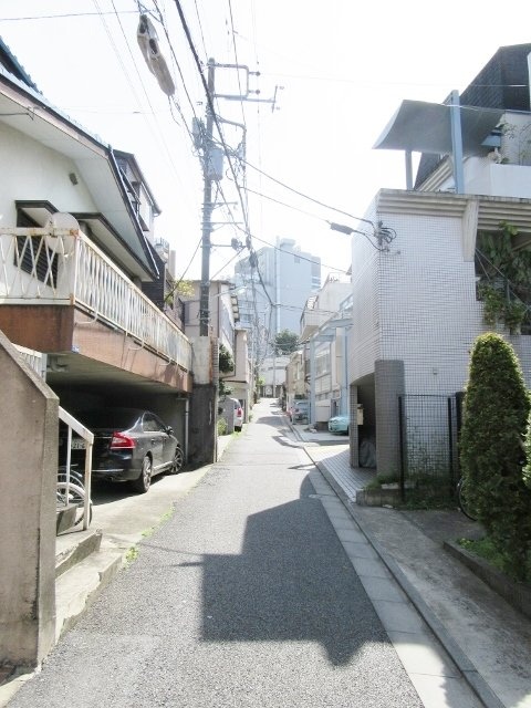 シュロス麻布 ビル前面道路