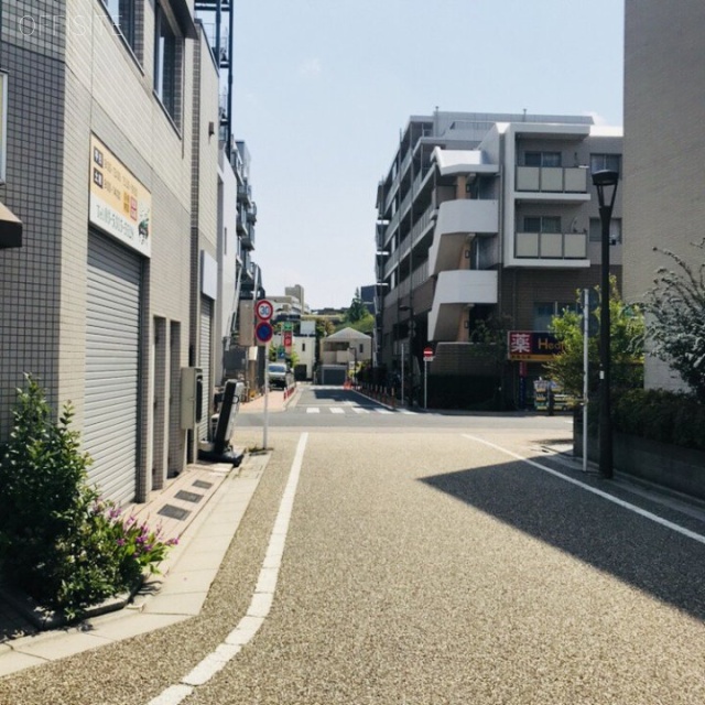 芦花公園駅南側店舗 ビル前面道路