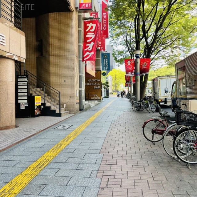 栄イーストビル 前面歩道