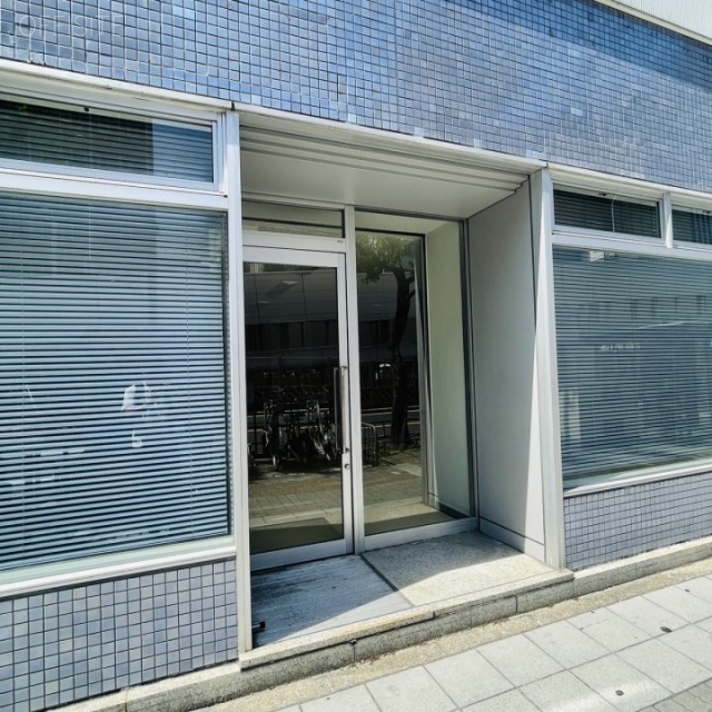 西柳パークビル　1階テナント出入口