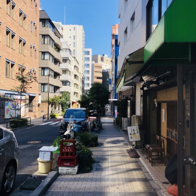 淡路町UKビル ビル前面道路