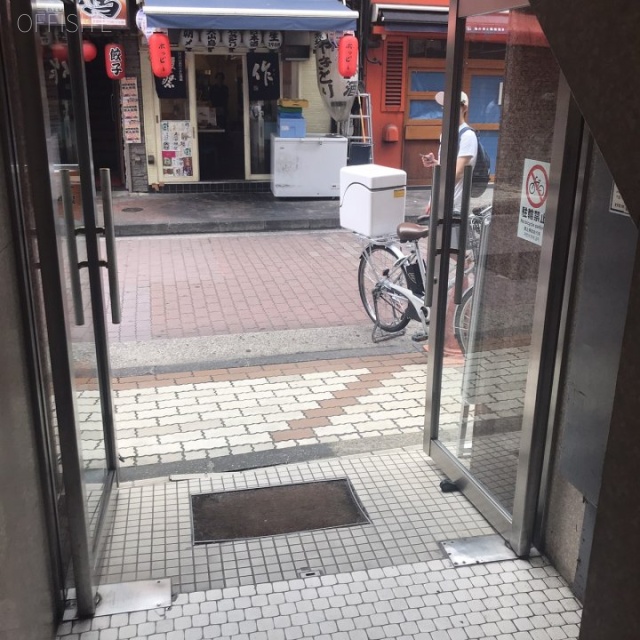 上野ビル エントランス