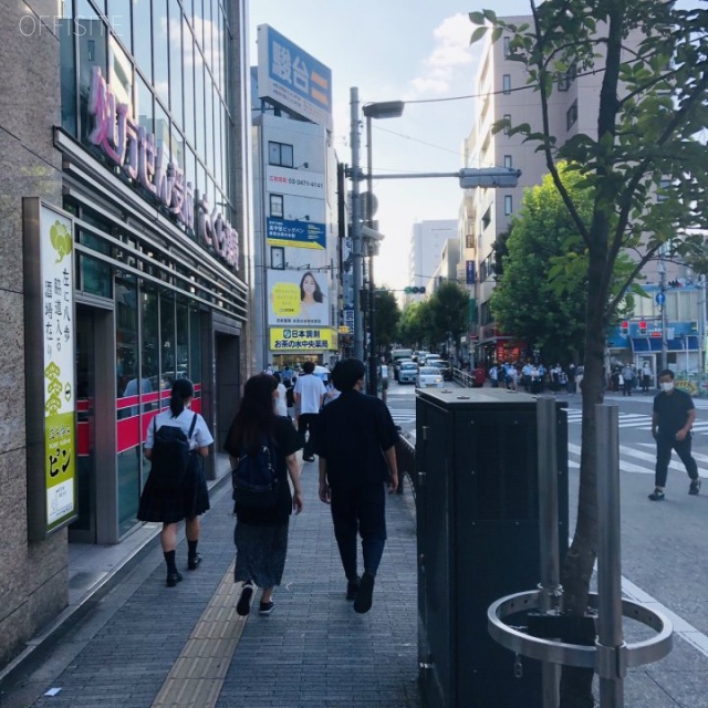 叶ビル ビル前面道路