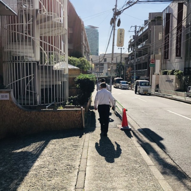 メゾン南青山 ビル前面道路