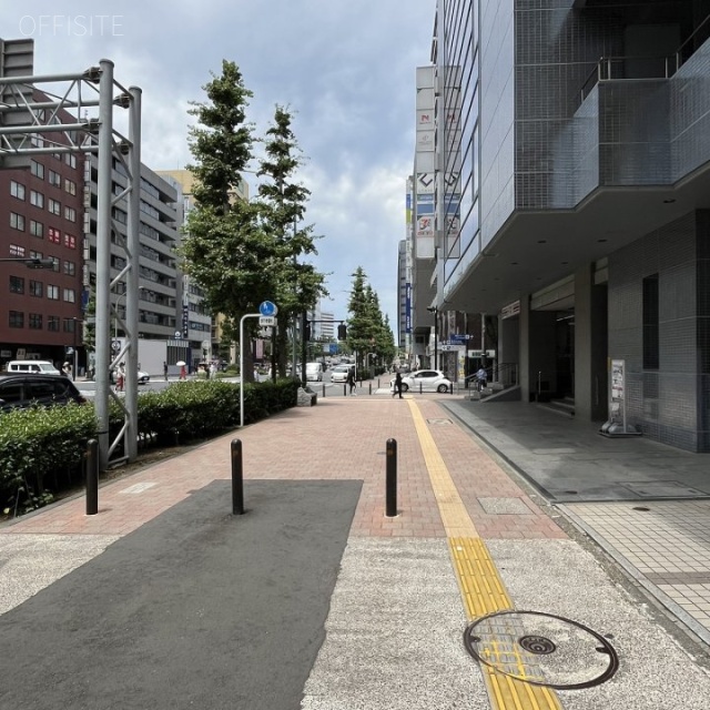 日総第19ビル 前面歩道