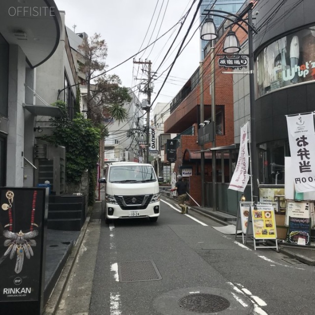 ギャラリードジム ビル前面道路