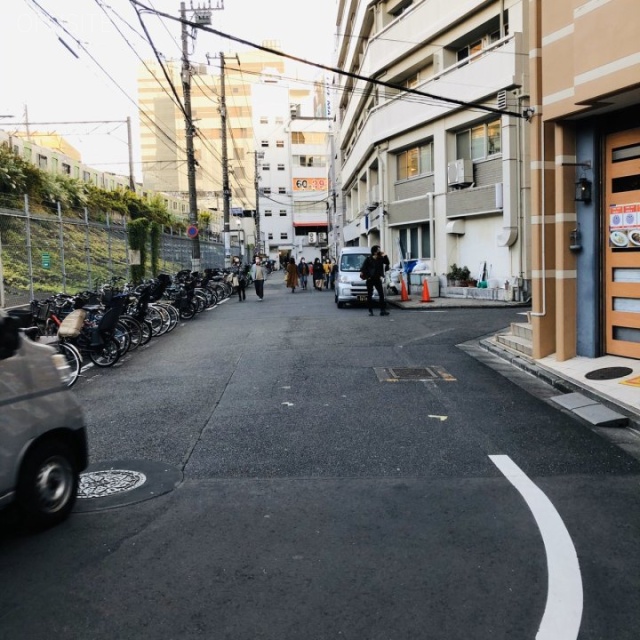 Oak Cabin(オークキャビン) ビル前面道路