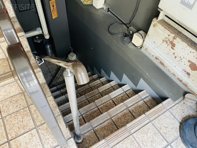 アルプスビル　B1Fへの階段