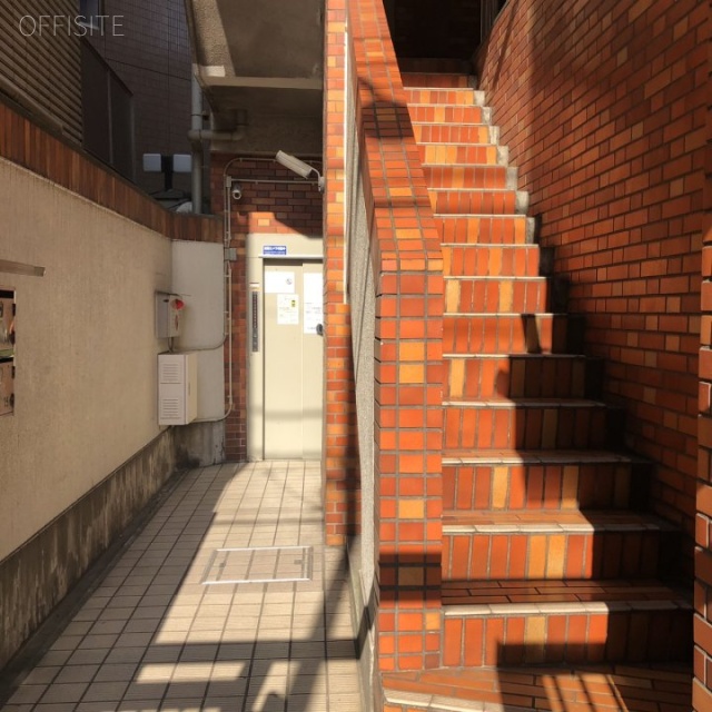 丸和ビル エントランス