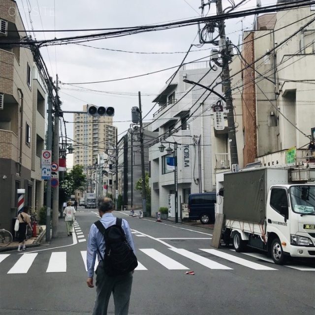 北参道ウイングビル ビル前面道路