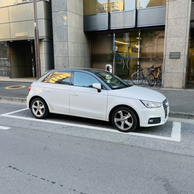 高木ビル 前面に白枠駐車場