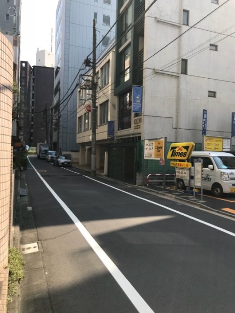 ローズベイ新富町ビル ビル前面道路