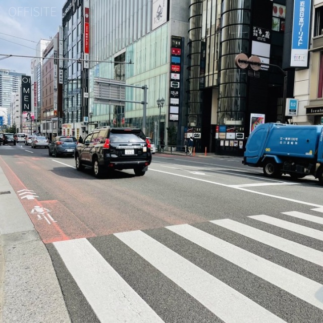 京王フレンテ新宿3丁目 ビル前面道路